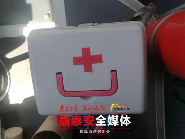 空藥箱、無三角架和校車標牌的“大鼻子”不合格!家有“母老虎”的司機基本告別開校車 空藥箱、無三角架和校車標牌的“大鼻子”不合格!家有“母老虎”的司機基本告別開校車