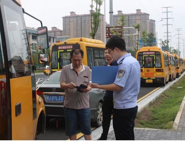 常德柳葉湖交警:開展新學期校車安全隱患大排查行動 常德柳葉湖交警:開展新學期校車安全隱患大排查行動