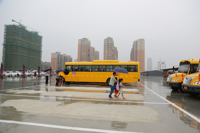 江蘇連云港贛榆區(qū):學(xué)生今日起坐上專(zhuān)用校車(chē) 江蘇連云港贛榆區(qū):學(xué)生今日起坐上專(zhuān)用校車(chē)