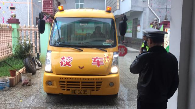 知識點:交警對校車安全檢查,都重點檢查什么? 吉水交警積極開展校車安全檢查整治行動
