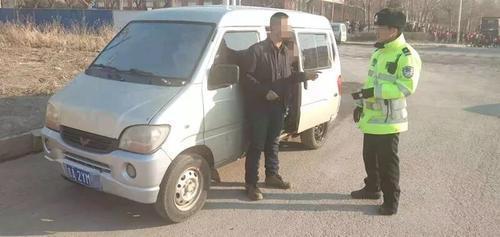 長春黑校車超員拉載小學生 被查獲時司機一拍腦門直說“壞了”