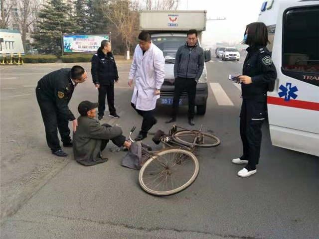 八旬老人被車撞，青島校車司機伸援手