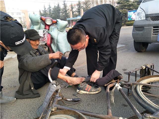 八旬老人被車撞，青島校車司機伸援手