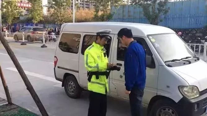 校車安全無小事，福清交警嚴(yán)查嚴(yán)處“黑校車”!!!