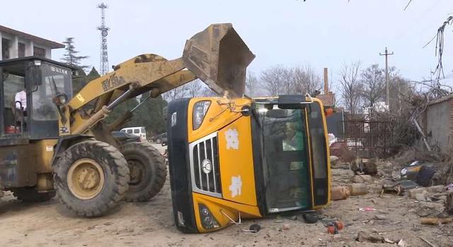 華陰男子駕駛證照不符無牌校車被罰款扣分/ 華陰男子駕駛證照不符無牌校車被罰款扣分