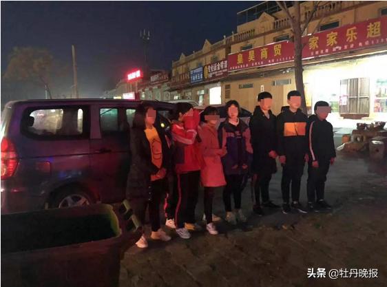 “校車”涉嫌違規(guī)被查 學生卻稱被交警“暖到了”