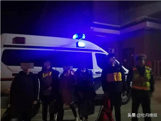 “校車”涉嫌違規(guī)被查 學生卻稱被交警“暖到了”