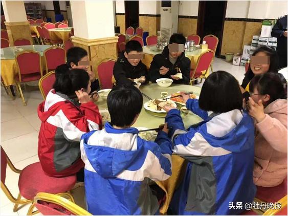 “校車”涉嫌違規(guī)被查 學生卻稱被交警“暖到了”