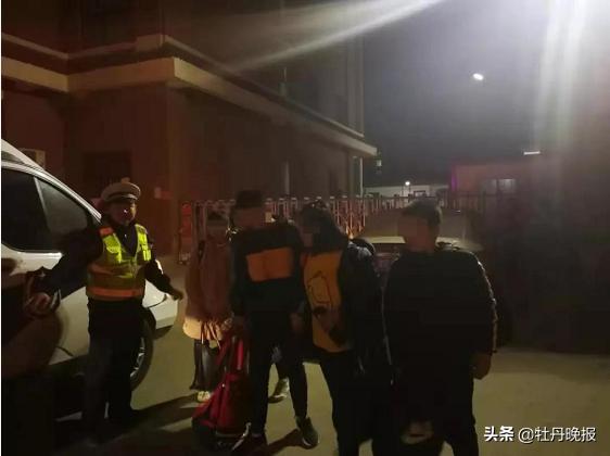 “校車”涉嫌違規(guī)被查 學生卻稱被交警“暖到了”