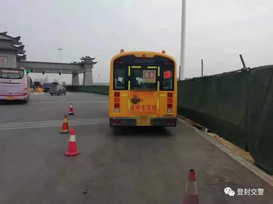 登封一校車(chē)司機(jī)找替駕 違法上路被處罰 登封一校車(chē)司機(jī)找替駕 違法上路被處罰