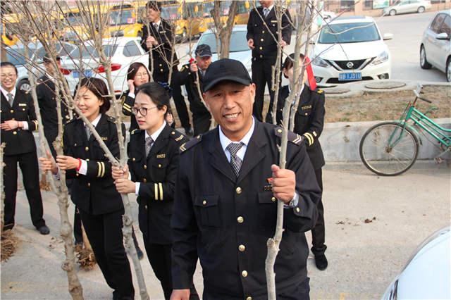 “大鼻子”校車志愿者多處植樹增綠 還在車內開講環保課 “大鼻子”校車志愿者多處植樹增綠 還在車內開講環保課