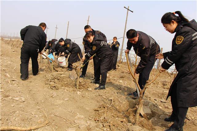 “大鼻子”校車志愿者多處植樹增綠 還在車內開講環保課 “大鼻子”校車志愿者多處植樹增綠 還在車內開講環保課
