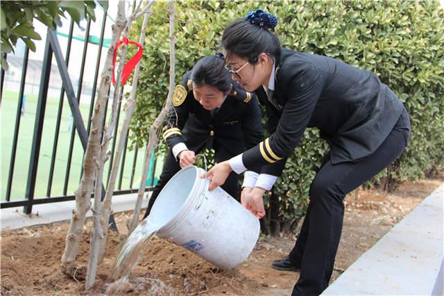“大鼻子”校車志愿者多處植樹增綠 還在車內開講環保課 “大鼻子”校車志愿者多處植樹增綠 還在車內開講環保課