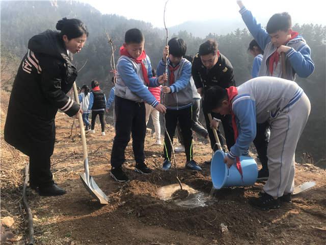 “大鼻子”校車志愿者多處植樹增綠 還在車內開講環保課 “大鼻子”校車志愿者多處植樹增綠 還在車內開講環保課