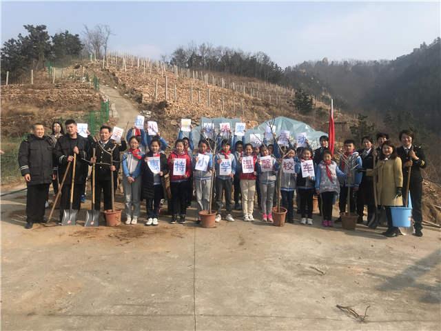 “大鼻子”校車志愿者多處植樹增綠 還在車內開講環保課 “大鼻子”校車志愿者多處植樹增綠 還在車內開講環保課