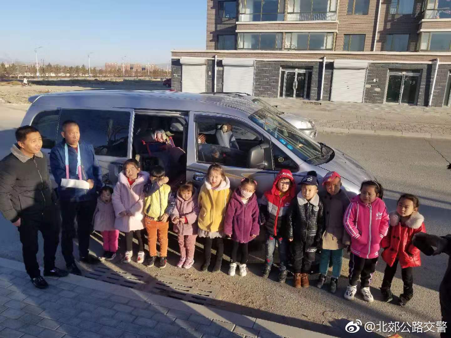 內蒙古包頭:北郊大隊查獲一起黑校車 內蒙古包頭:北郊大隊查獲一起黑校車