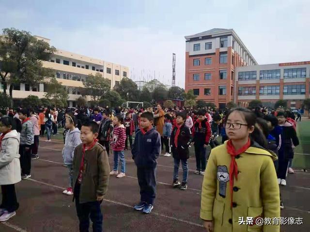 資陽五福路小學：開展校車消防逃生演練活動