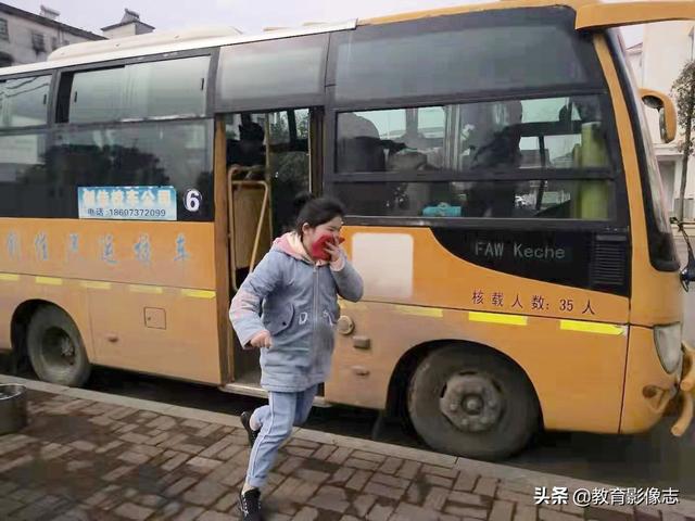 資陽五福路小學：開展校車消防逃生演練活動