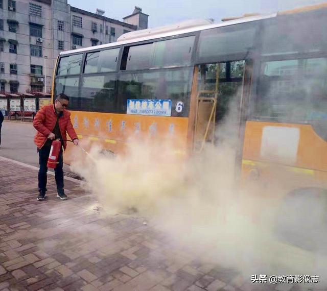 資陽五福路小學：開展校車消防逃生演練活動