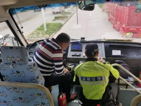 全市嚴查校車進行時！您家孩子坐的車都被交警攔下了……