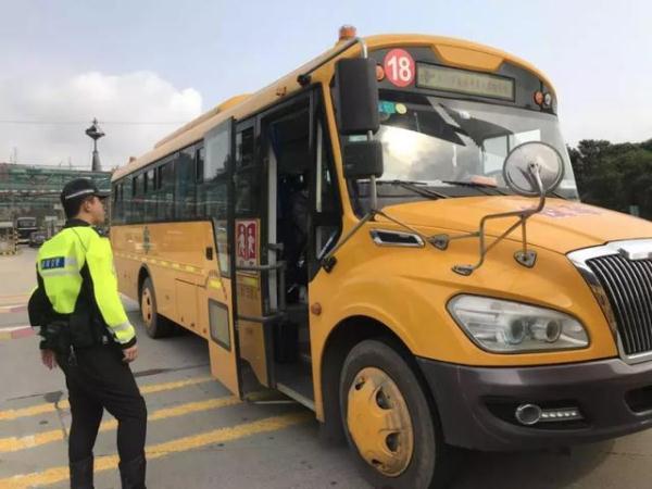全市嚴查校車進行時！您家孩子坐的車都被交警攔下了……