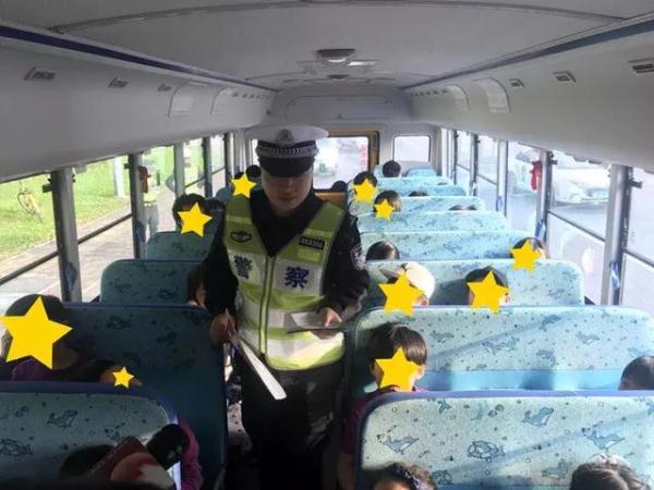 全市嚴查校車進行時！您家孩子坐的車都被交警攔下了……