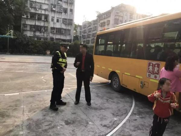 全市嚴查校車進行時！您家孩子坐的車都被交警攔下了……