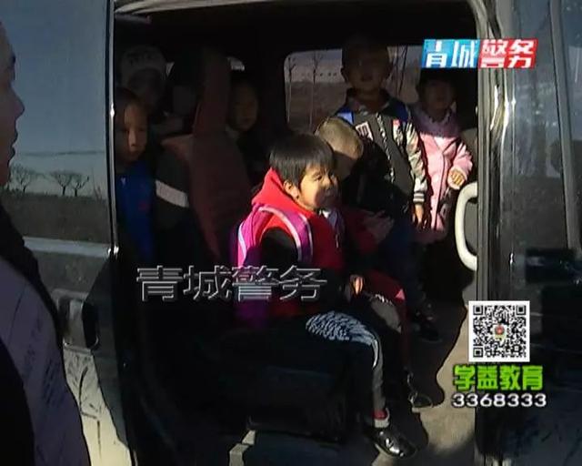 面包車變黑校車 超員載客交警嚴懲 面包車變黑校車 超員載客交警嚴懲
