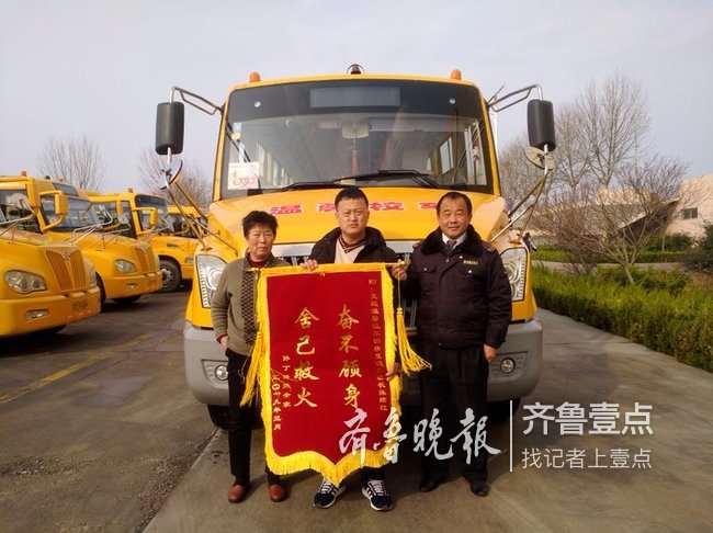 即墨:校門口超市突發(fā)火災,校車司機奮力撲救 即墨:校門口超市突發(fā)火災,校車司機奮力撲救