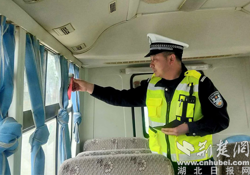 南漳交警開展校車安全大檢查