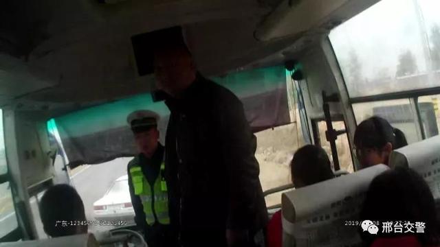 非法校車跨區作業 寧晉交警及時截獲