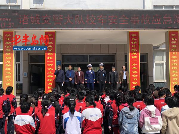 乘坐校車突發火災，諸城這些學生這樣做！