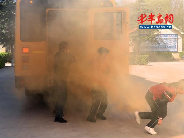 乘坐校車突發火災，諸城這些學生這樣做！