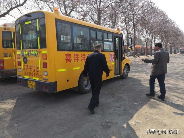 晉州交警排查校車安全隱患不放松/ 晉州交警排查校車安全隱患不放松