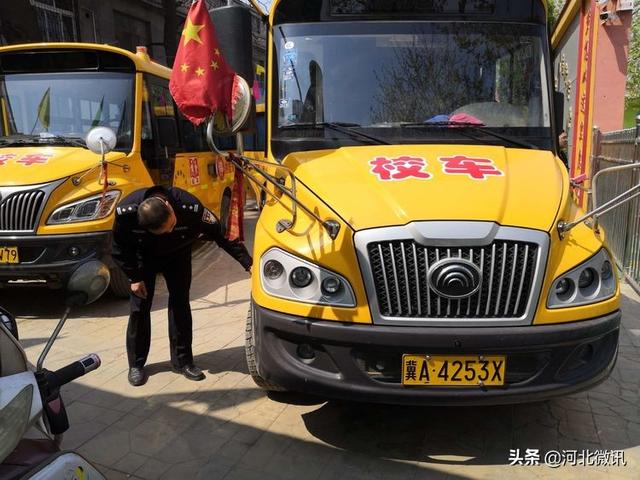 晉州交警排查校車安全隱患不放松/ 晉州交警排查校車安全隱患不放松