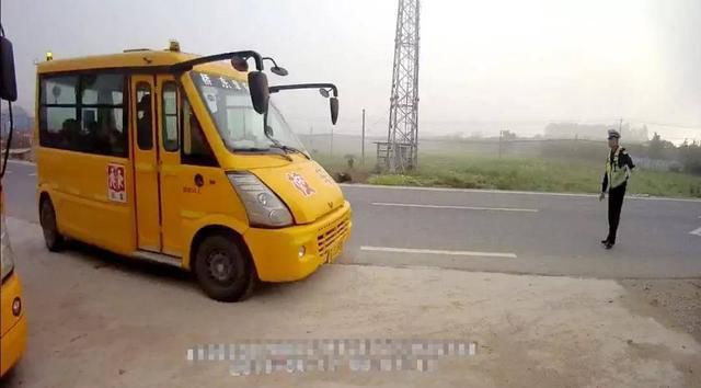 明明是幼兒園校車，怎么車里還有蹭車的老鄉？