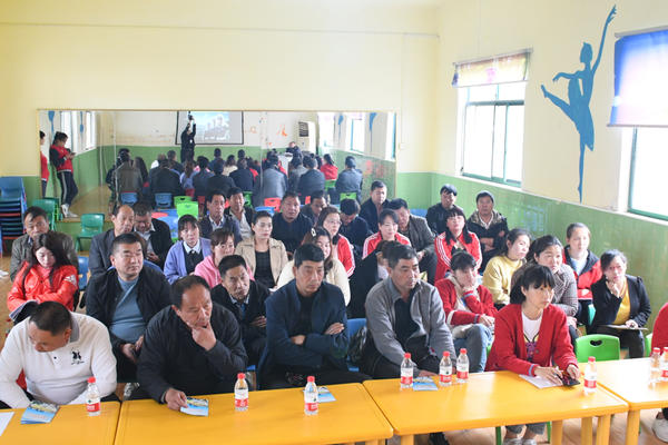 新密交警走進農村幼兒園 給幼師和校車司機上交通安全課