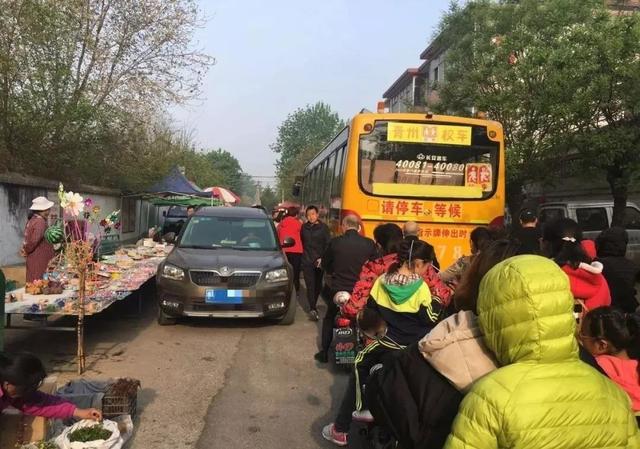 青州這所學(xué)校門口全是擺攤的，校車都堵了...