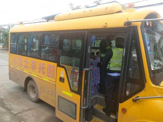 華州交警開展校車安全檢查敲響安全警鐘