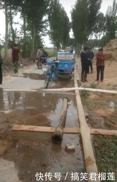 河南新鄉:村民澆地水管堵路,校車司機繞道行駛 河南新鄉:村民澆地水管堵路,校車司機繞道行駛