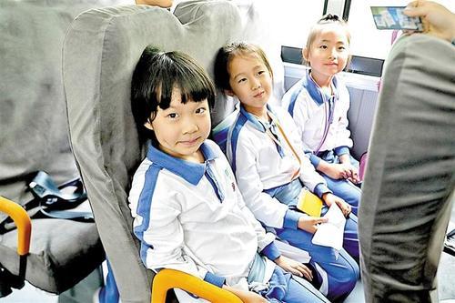 校車是否安全 一個按鍵讓家長放心 校車是否安全 一個按鍵讓家長放心