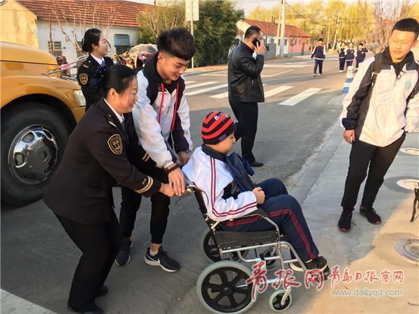 青島這輛校車上多了臺輪椅,背后竟藏著一個溫情故事…… 青島這輛校車上多了臺輪椅,背后竟藏著一個溫情故事……