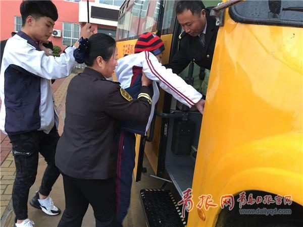 青島這輛校車上多了臺輪椅,背后竟藏著一個溫情故事…… 青島這輛校車上多了臺輪椅,背后竟藏著一個溫情故事……