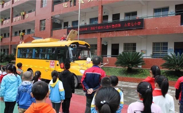 新晃：校車落水應急快