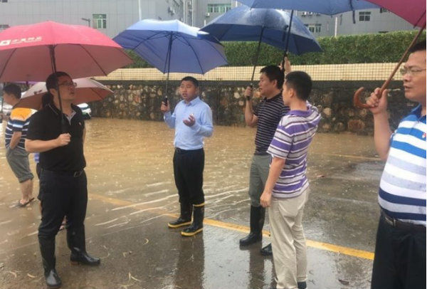 暴雨致校車被困涵洞！ 龍城街道主要領導一線指揮緊急救援