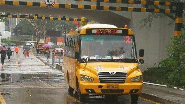 暴雨致校車被困涵洞！ 龍城街道主要領導一線指揮緊急救援