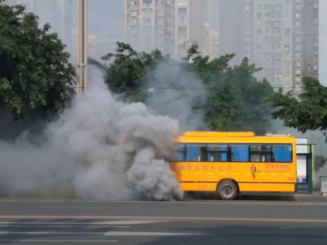 校車行駛中突然濃煙滾滾 車上載有20多名小學生