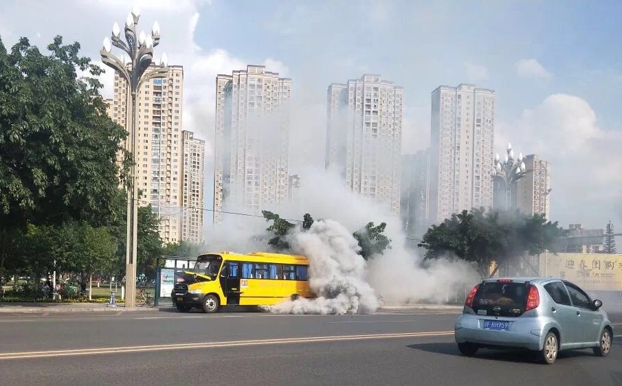 校車行駛中突然濃煙滾滾 車上載有20多名小學生