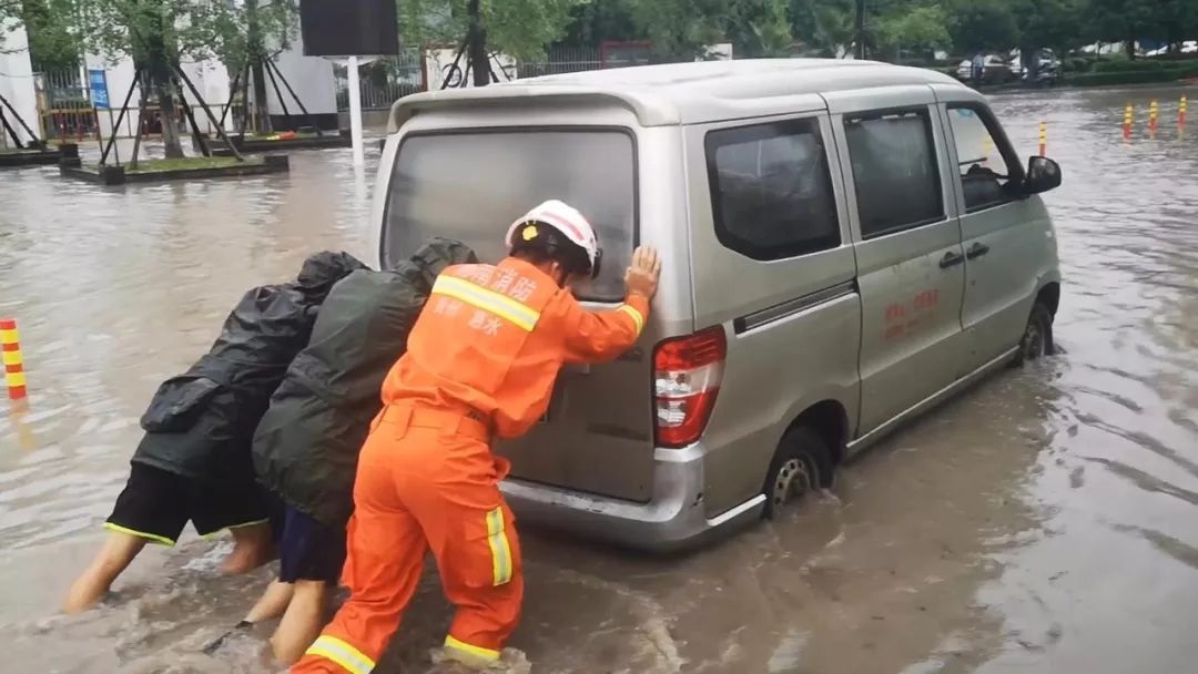 【暴雨致黔南這個幼兒園校車被困】消防緊急轉移被困師生 【暴雨致黔南這個幼兒園校車被困】消防緊急轉移被困師生