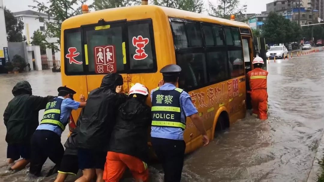 【暴雨致黔南這個幼兒園校車被困】消防緊急轉移被困師生 【暴雨致黔南這個幼兒園校車被困】消防緊急轉移被困師生